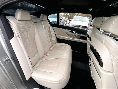 Used 2022 BMW 740i w/ M Sport Package image 18