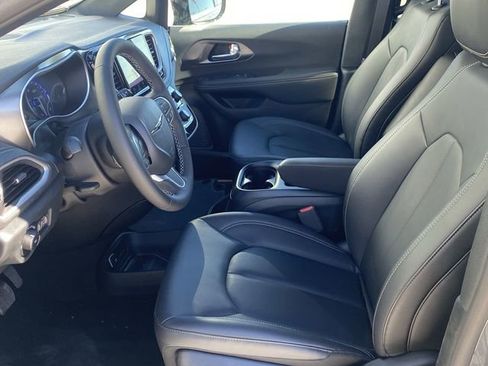 New 2025 Chrysler Pacifica Select image 16