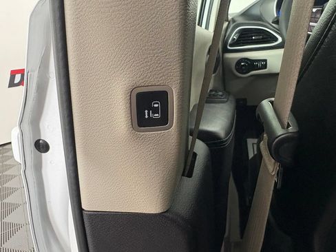 Used 2022 Chrysler Pacifica Touring-L FWD image 39