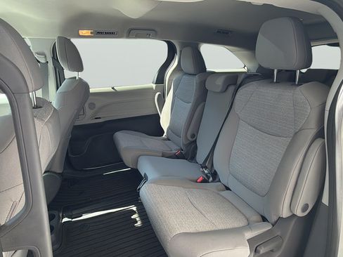Used 2021 Toyota Sienna LE FWD image 10