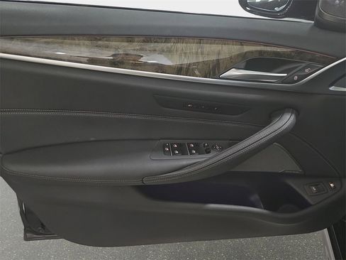 Used 2023 BMW 530e w/ M Sport Package image 26