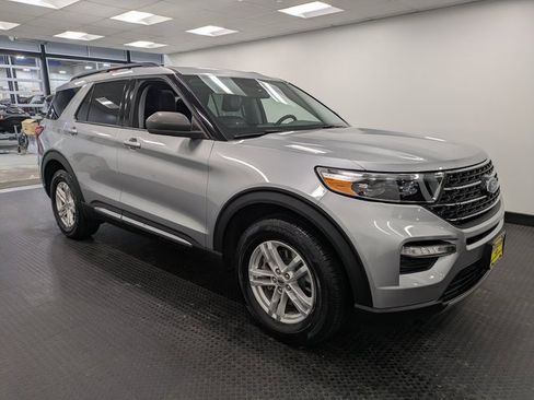 Used 2022 Ford Explorer XLT w/ Equipment Group 202A image 3