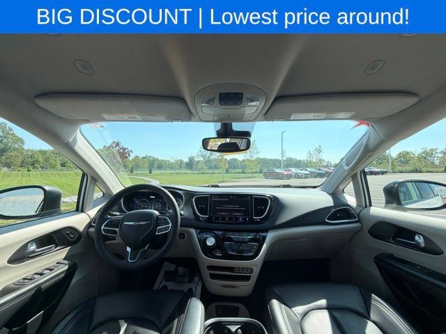 Used 2023 Chrysler Pacifica Touring-L FWD image 26