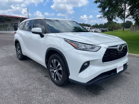 Used 2020 Toyota Highlander XLE FWD image 1