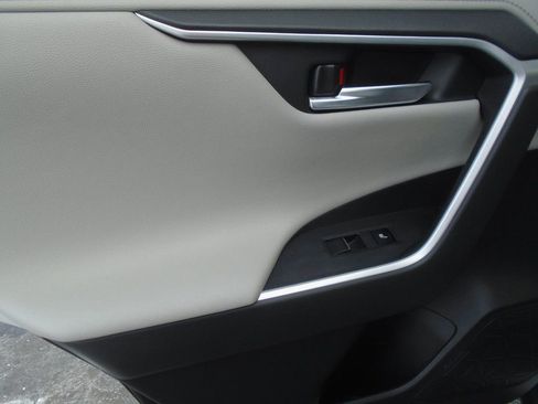 Used 2020 Toyota RAV4 Limited image 38