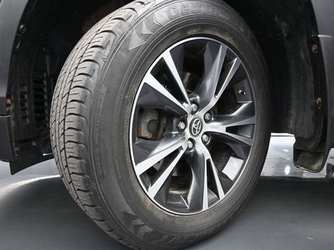 Used 2018 Toyota Highlander LE AWD/4WD image 16