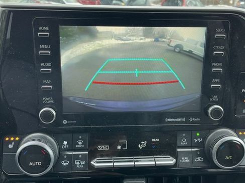 Used 2021 Toyota Highlander XLE image 12