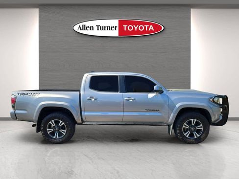Used 2018 Toyota Tacoma TRD Sport image 5