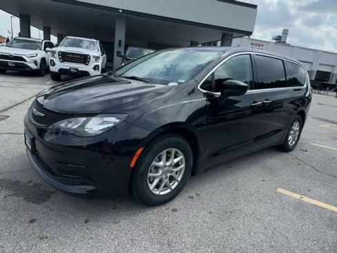 Used 2023 Chrysler Voyager LX FWD image 4