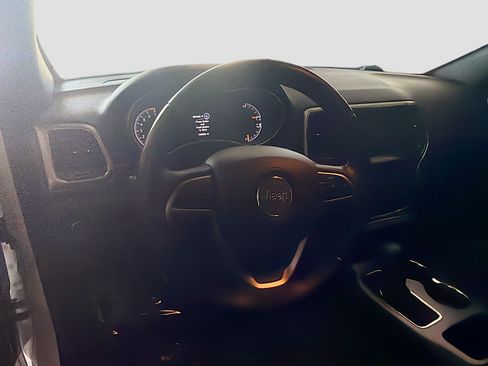 Used 2019 Jeep Grand Cherokee Laredo AWD/4WD image 17