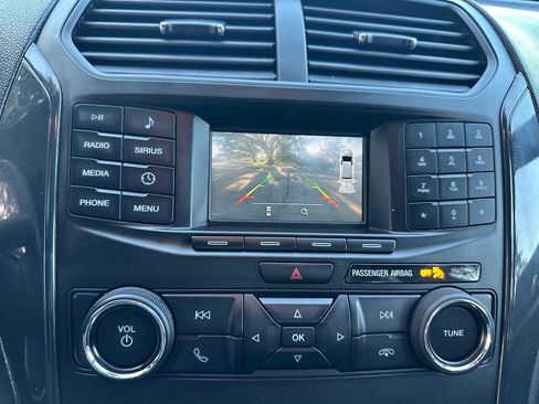 Used 2018 Ford Explorer XLT image 17
