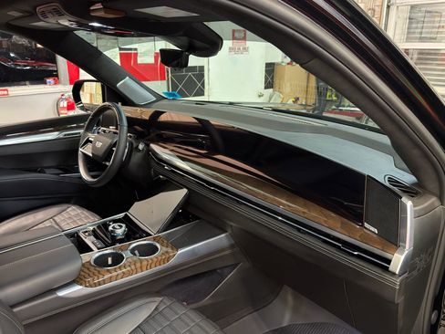 Used 2025 Cadillac Escalade ESV Sport Platinum image 17