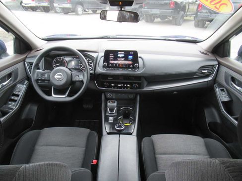 Used 2023 Nissan Rogue SV image 39