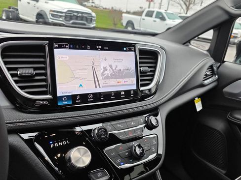 New 2026 Chrysler Pacifica Limited image 24