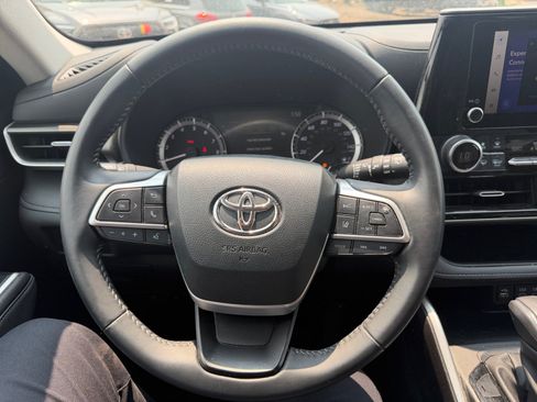 Used 2024 Toyota Highlander LE AWD/4WD image 9