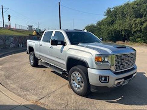 Used 2019 GMC Sierra 2500 Denali w/ Duramax Plus Package image 3