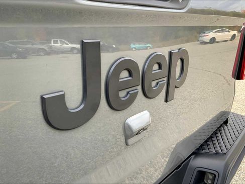 Used 2021 Jeep Gladiator Sport AWD/4WD image 32