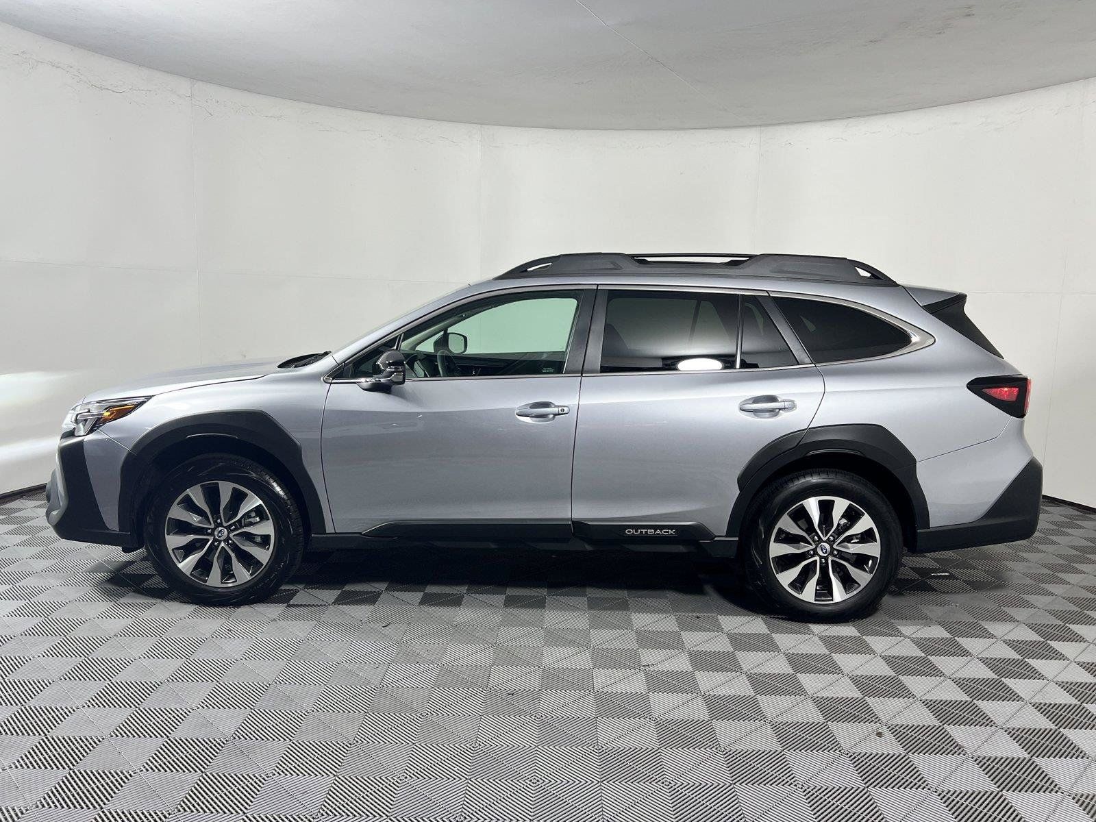Used 2025 Subaru Outback Limited XT w/ Tech Package 2 AWD/4WD image 4