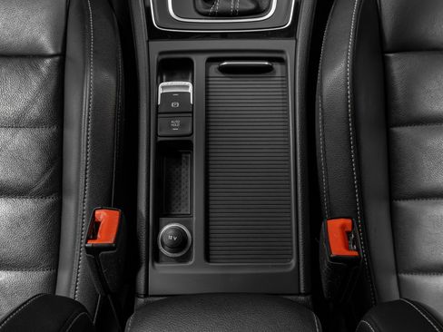 Used 2016 Volkswagen Golf R 4-Door image 27