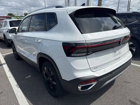 Used 2025 Volkswagen Taos SE w/ Panoramic Sunroof Package image 7