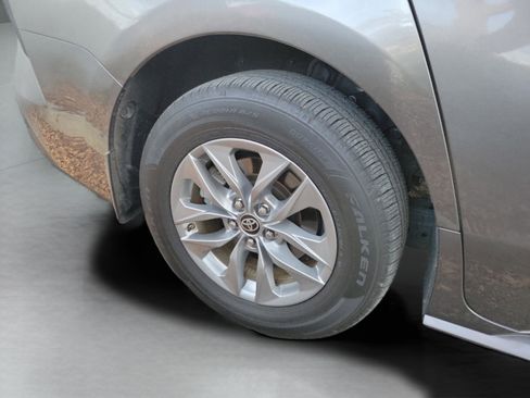 Used 2024 Toyota Sienna XLE image 28