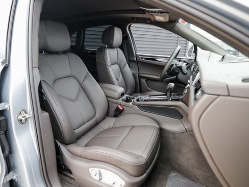 Certified 2025 Porsche Macan image 30