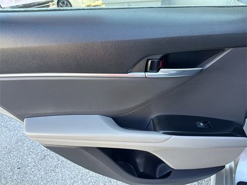 Used 2020 Toyota Camry LE image 28