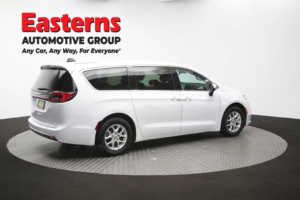 Used 2023 Chrysler Pacifica Touring-L FWD image 46
