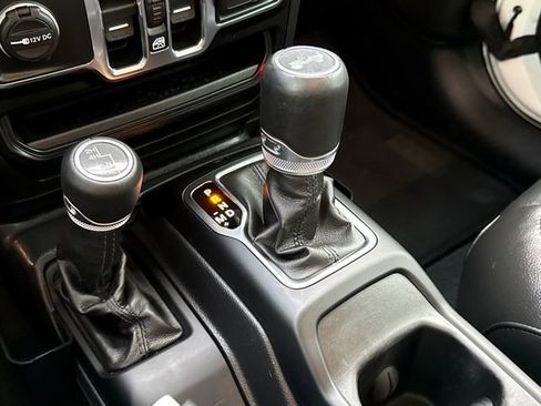 Used 2022 Jeep Wrangler Unlimited Sahara AWD/4WD image 27