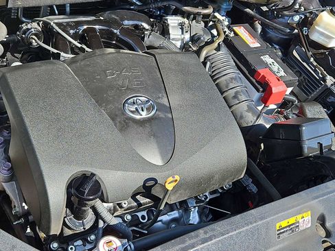 Used 2020 Toyota Highlander LE image 15