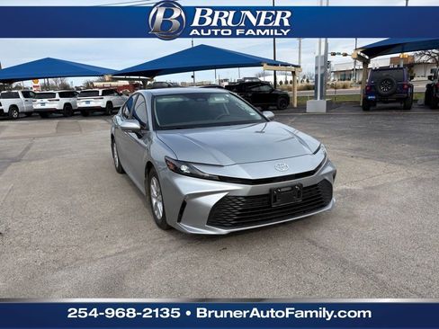 Used 2025 Toyota Camry LE image 3