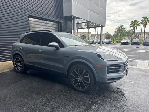 Certified 2024 Porsche Cayenne AWD/4WD image 4