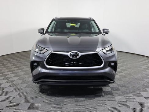 Used 2025 Toyota Highlander LE image 2