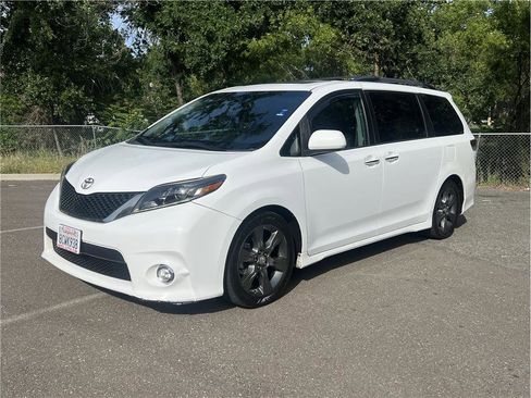 Used 2015 Toyota Sienna SE Premium FWD image 3
