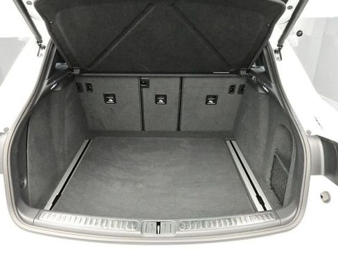 Certified 2025 Porsche Macan AWD/4WD image 16