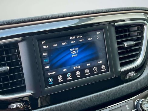 Used 2019 Chrysler Pacifica Touring-L FWD image 17