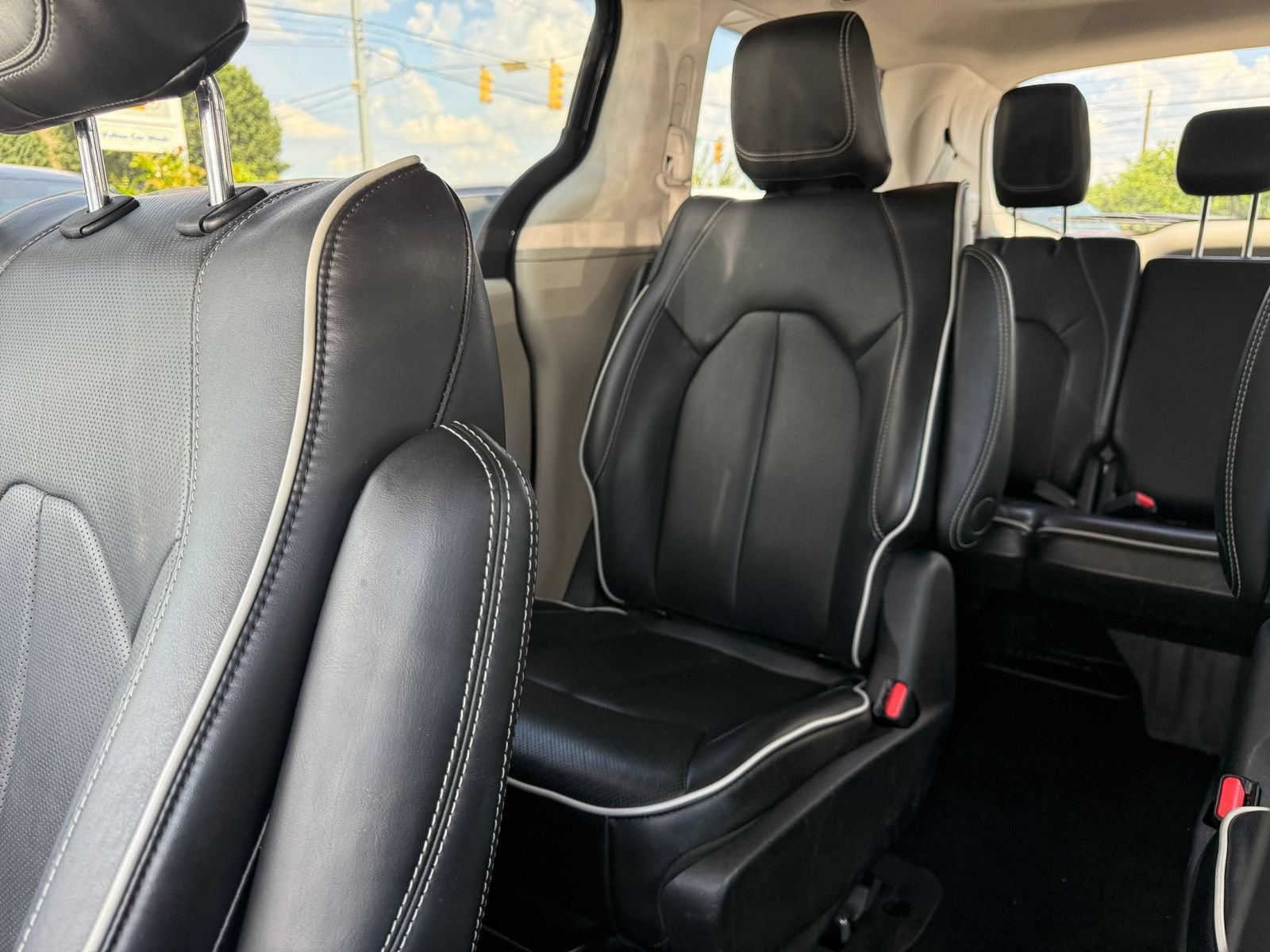 Used 2023 Chrysler Pacifica Limited FWD image 43