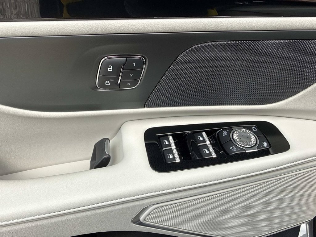 New 2026 Lincoln Nautilus Premier AWD/4WD image 19