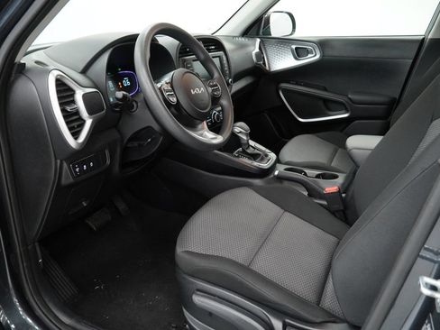 Used 2025 Kia Soul LX w/ LX Technology Package FWD image 11