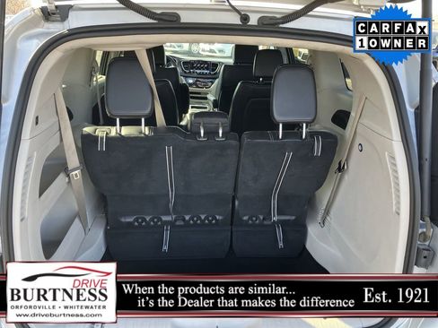 Used 2024 Chrysler Pacifica Touring-L FWD image 17