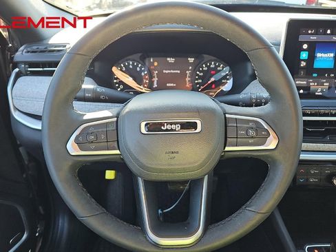 Used 2023 Jeep Compass Latitude w/ Sun and Sound Group AWD/4WD image 9