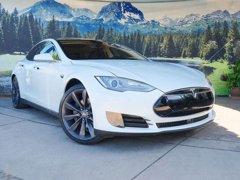 Used 2015 Tesla Model S 70 RWD image 3