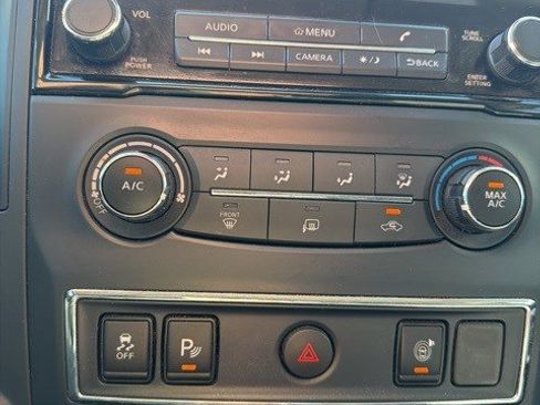 Used 2022 Nissan Titan SV image 18