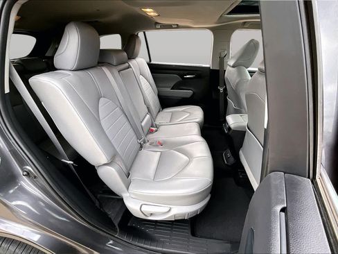 Used 2021 Toyota Highlander XLE FWD image 19