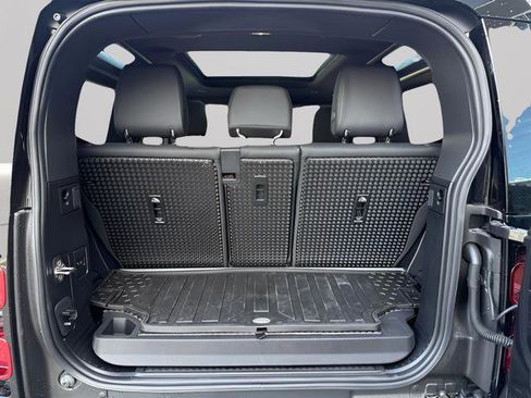 Certified 2025 Land Rover Defender 90 X-Dynamic SE image 33
