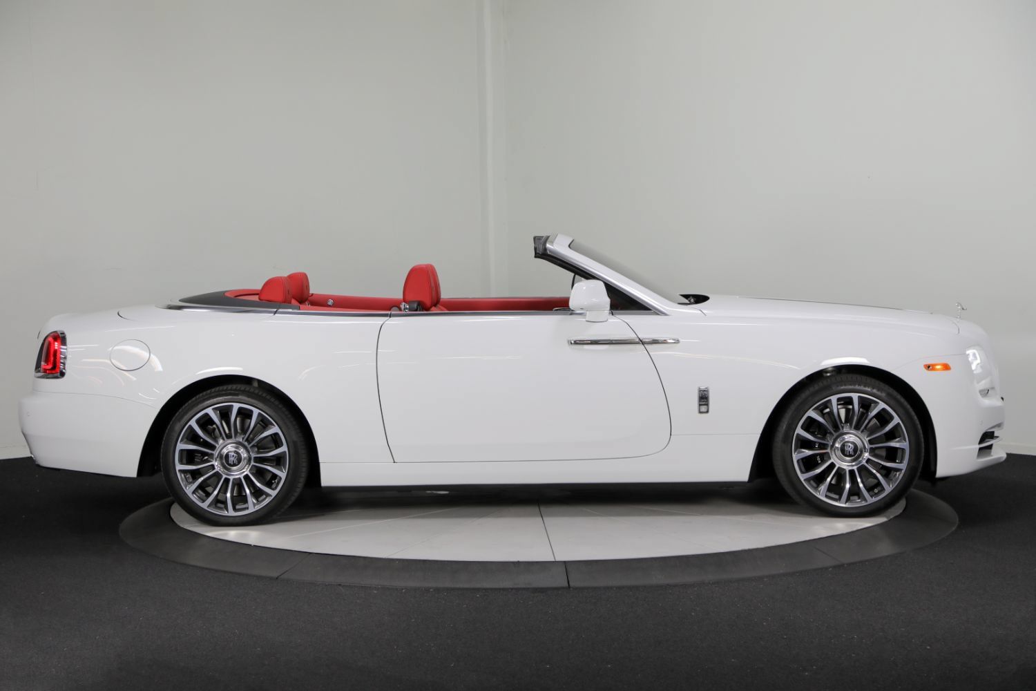 Used 2018 Rolls-Royce Dawn RWD image 8