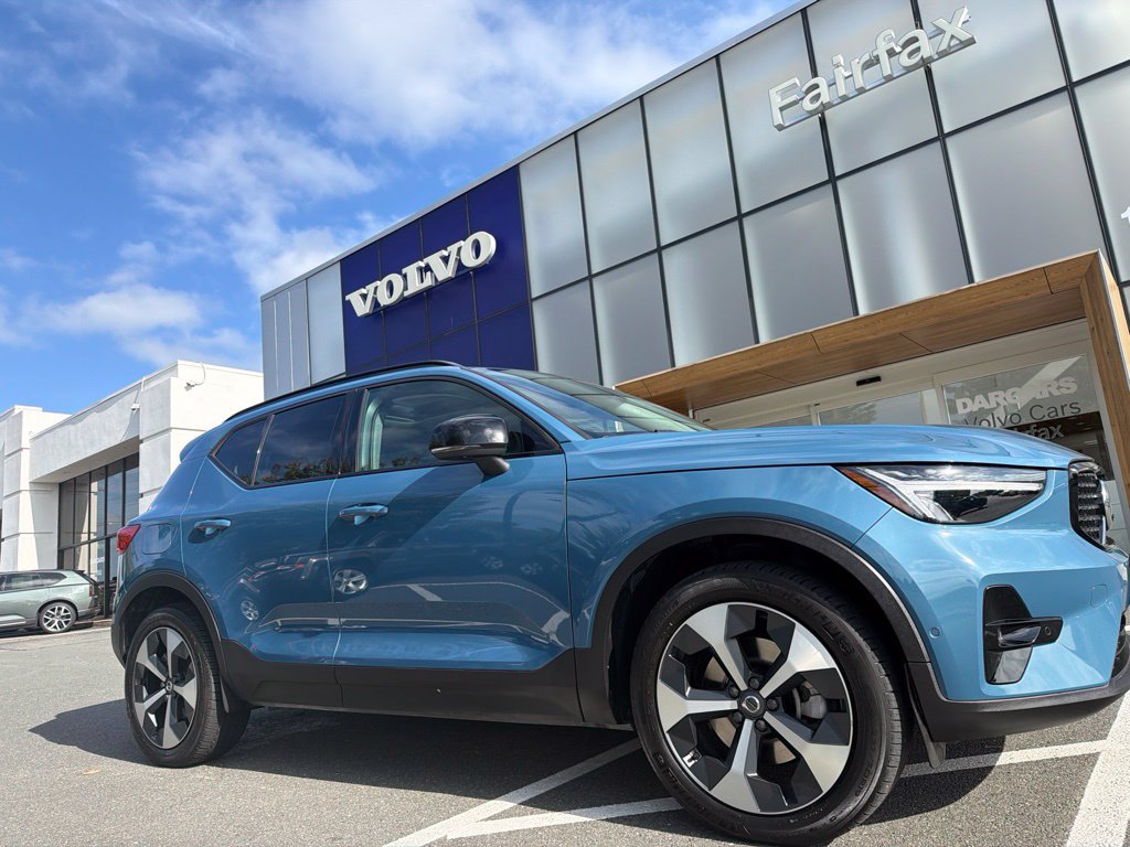 Certified 2025 Volvo XC40 B5 Plus AWD/4WD image 1