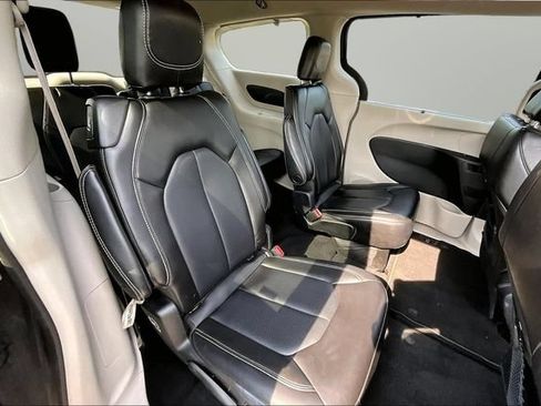 Used 2023 Chrysler Pacifica Touring-L FWD image 27