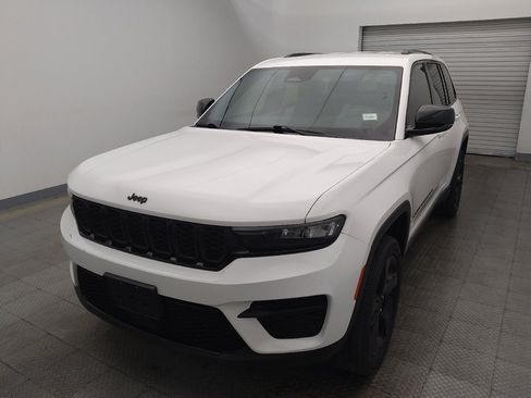 Used 2023 Jeep Grand Cherokee Altitude AWD/4WD image 15