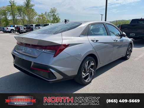 Used 2025 Hyundai Elantra SEL image 3